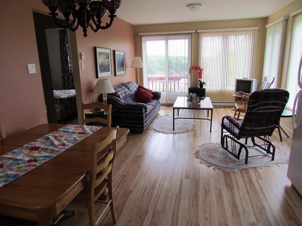 Les Chalets Au Bord De La Mer Les Escoumins Bilik gambar